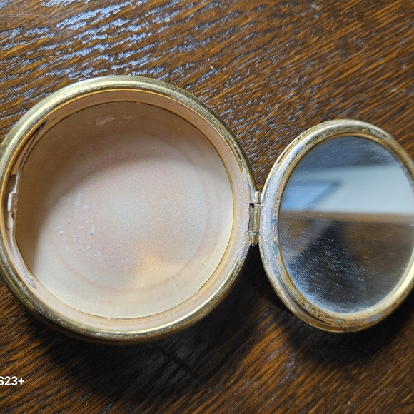 Vintage Floral and Gold Tone Compact. - Picture 5 of 9